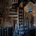 ...e saliamo una ripida scalinata a chiocciola la cui modernit contrasta con lambiente medievale